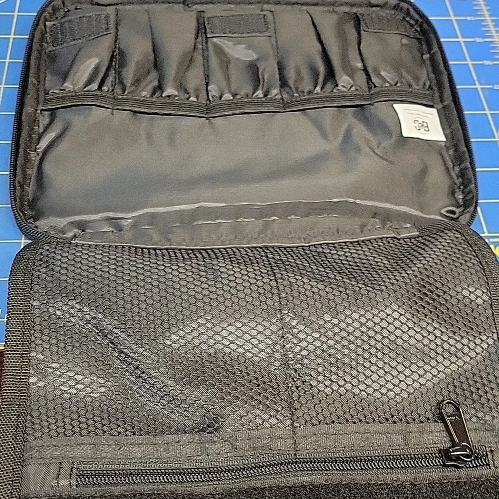 B & C Bag & Carry Travel Black Men's Travel 9.5x5x3 Zipper Bag
